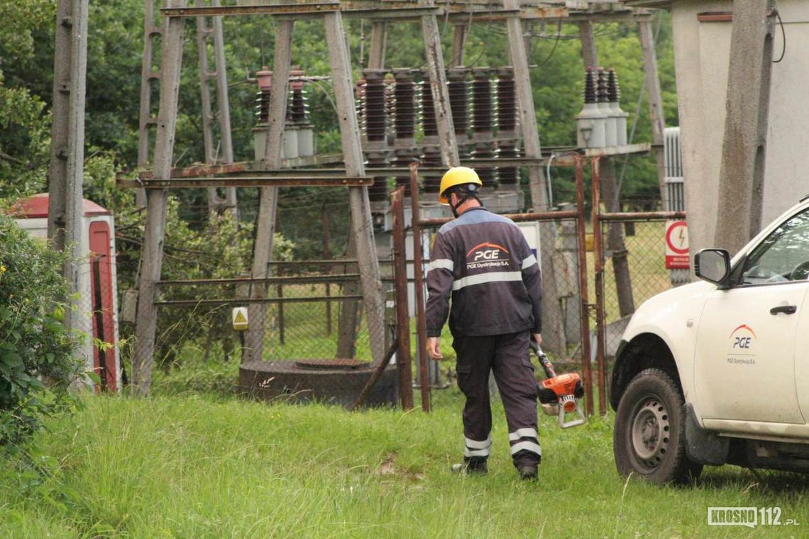 Równe. Drzewo spadło na transformator. Doszło do pożaru