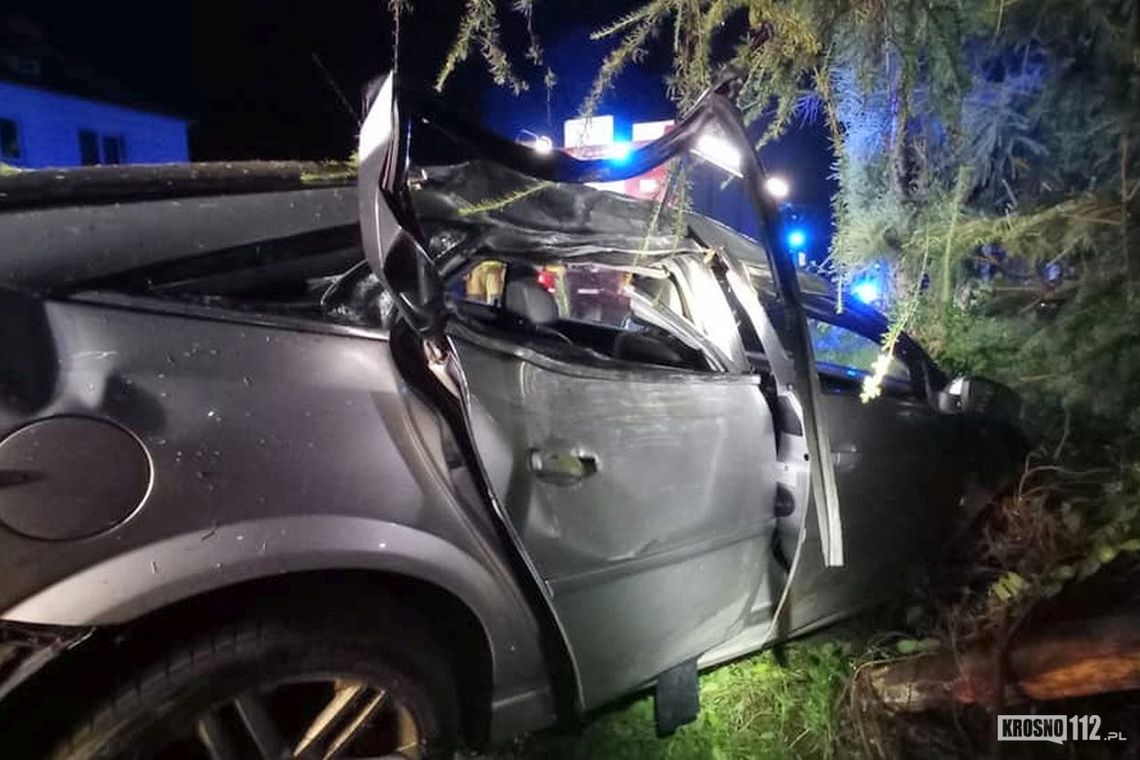 Równe. Oplem wjechała w drzewa. Pasażerka poważnie ranna [AKTUALIZACJA]