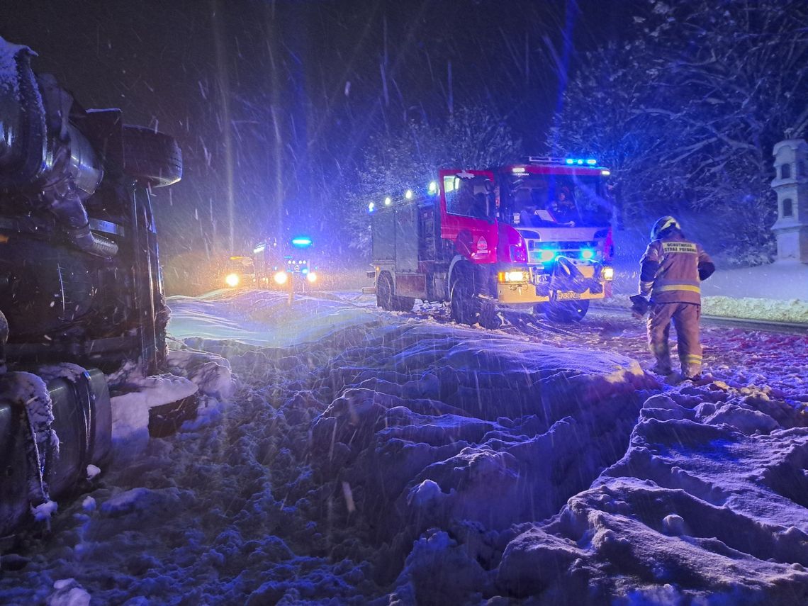 Równe. Ciągnik siodłowy z naczepą wypadł z drogi