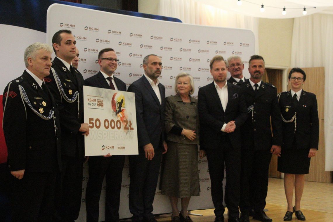 Równe. Strażakom wręczono promesy od KGHM na zakup sprzętu ratowniczego