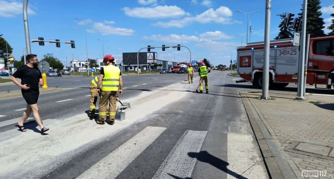 Rozlany beton na DK28. W akcji strażnicy miejscy, strażacy i policjanci Rozlany beton na DK28. W akcji strażnicy miejscy, strażacy i policjanci