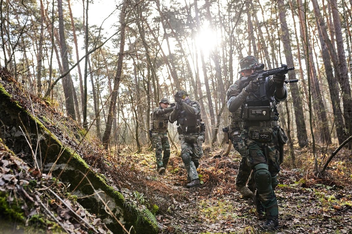 Różnice między Airsoftem a Paintballem: Który Wybrać?