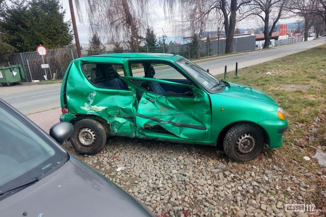 ? Rozpędzonym audi wjechał w dwa zaparkowane samochody