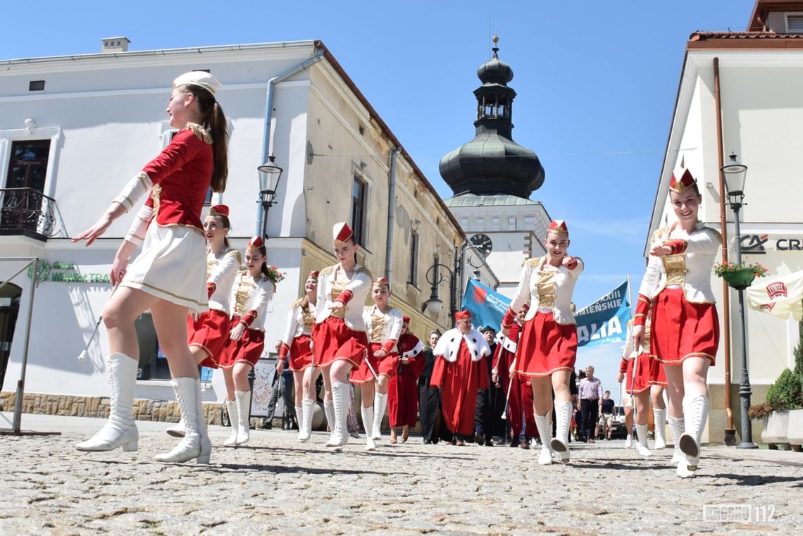 Rozpoczęcie Krośnieńskich Juwenaliów. Korowód studentów na Rynek, polonez, belgijka i klucze