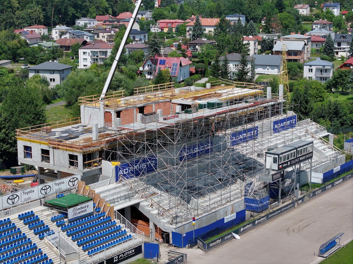 Rozpoczęto kluczowy etap budowy trybuny na stadionie w Krośnie