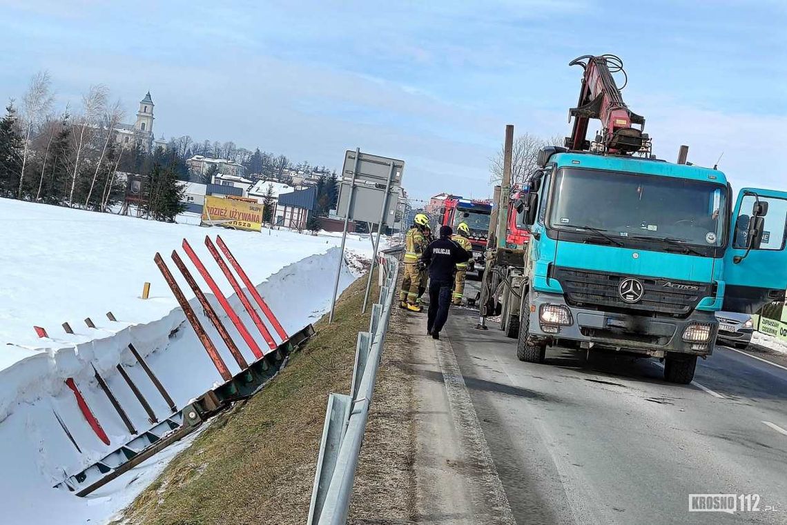 Rymanów. Ciężarówką uderzył w barierki. Platforma z przyczepy w rowie