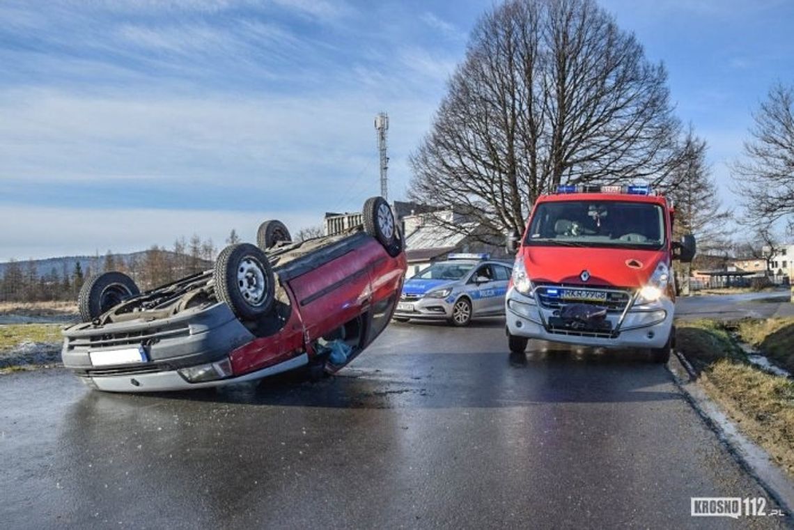 RYMANÓW: Dachowanie samochodu na ulicy Dworskiej