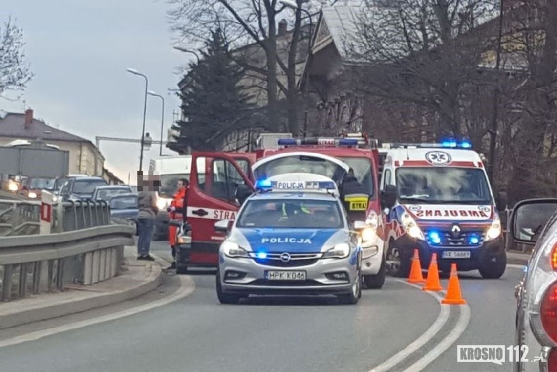 RYMANÓW: Najechanie na tył pojazdu. Dwie osoby w szpitalu