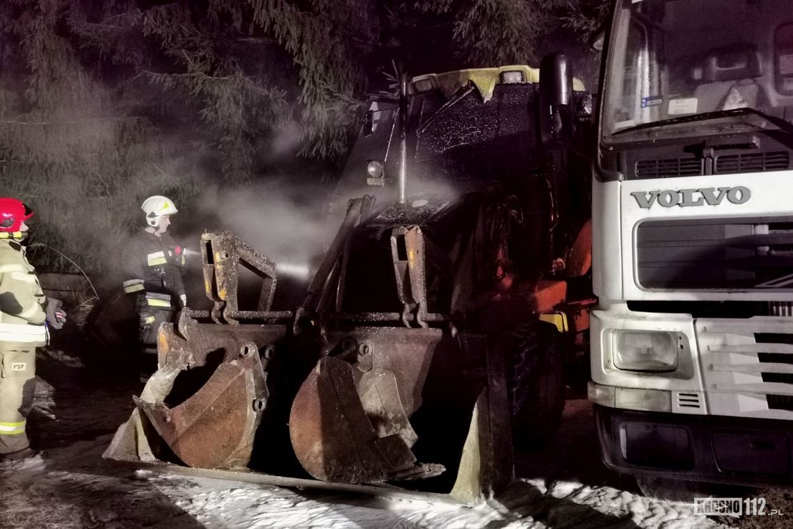 ? Rymanów: Paliła się koparko-ładowarka. Strażacy uratowali stojącą obok ciężarówkę