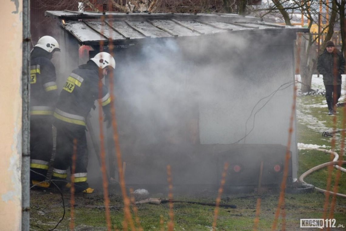 RYMANÓW: Strażacy w akcji. Paliła się drewutnia