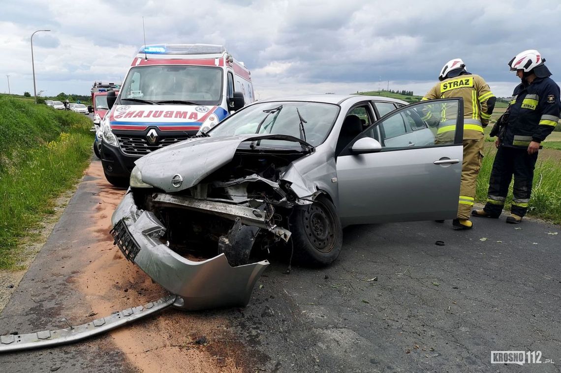 ? Rymanów ul. Bartoszów. Zdarzenie drogowe z udziałem nissana