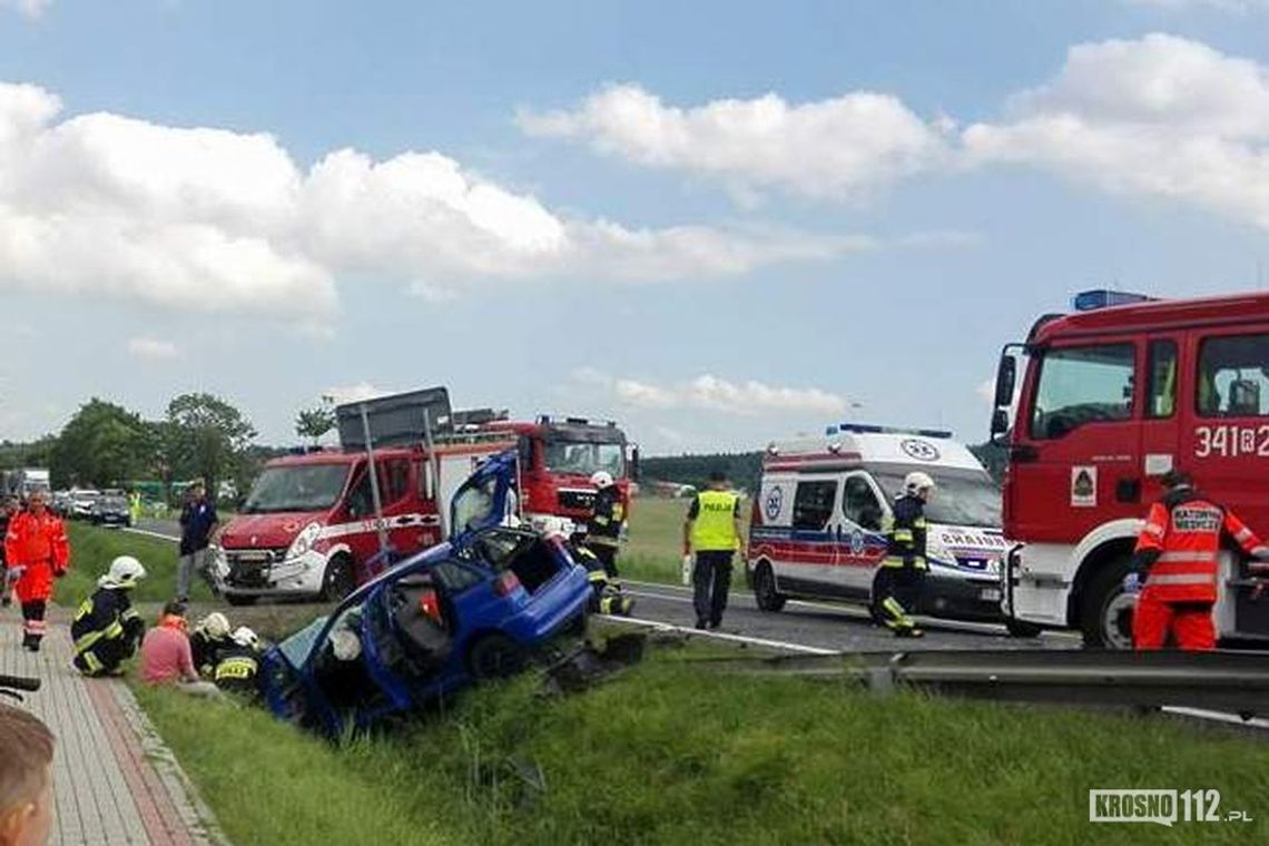 RYMANÓW: Zderzenie osobówki i pocztowego busa na DK28