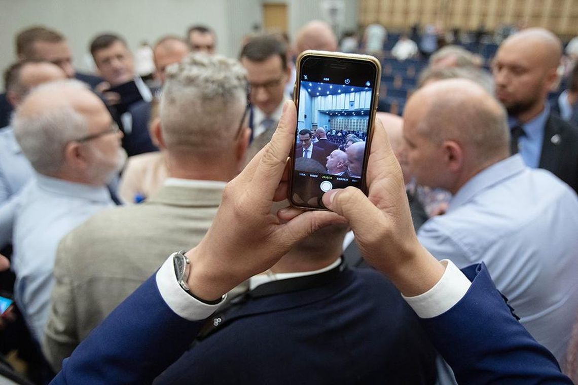 Rządowa aplikacja w każdym smartfonie. Obowiązkowo!?
