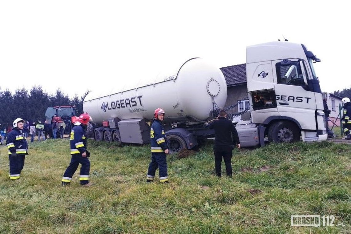 ? Samochód ciężarowy z cysterną osunął się z drogi gminnej w Moderówce [AKTUALIZACJA]
