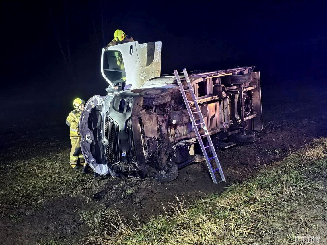 Samochód dostawczy na boku. Jezdnia była śliska
