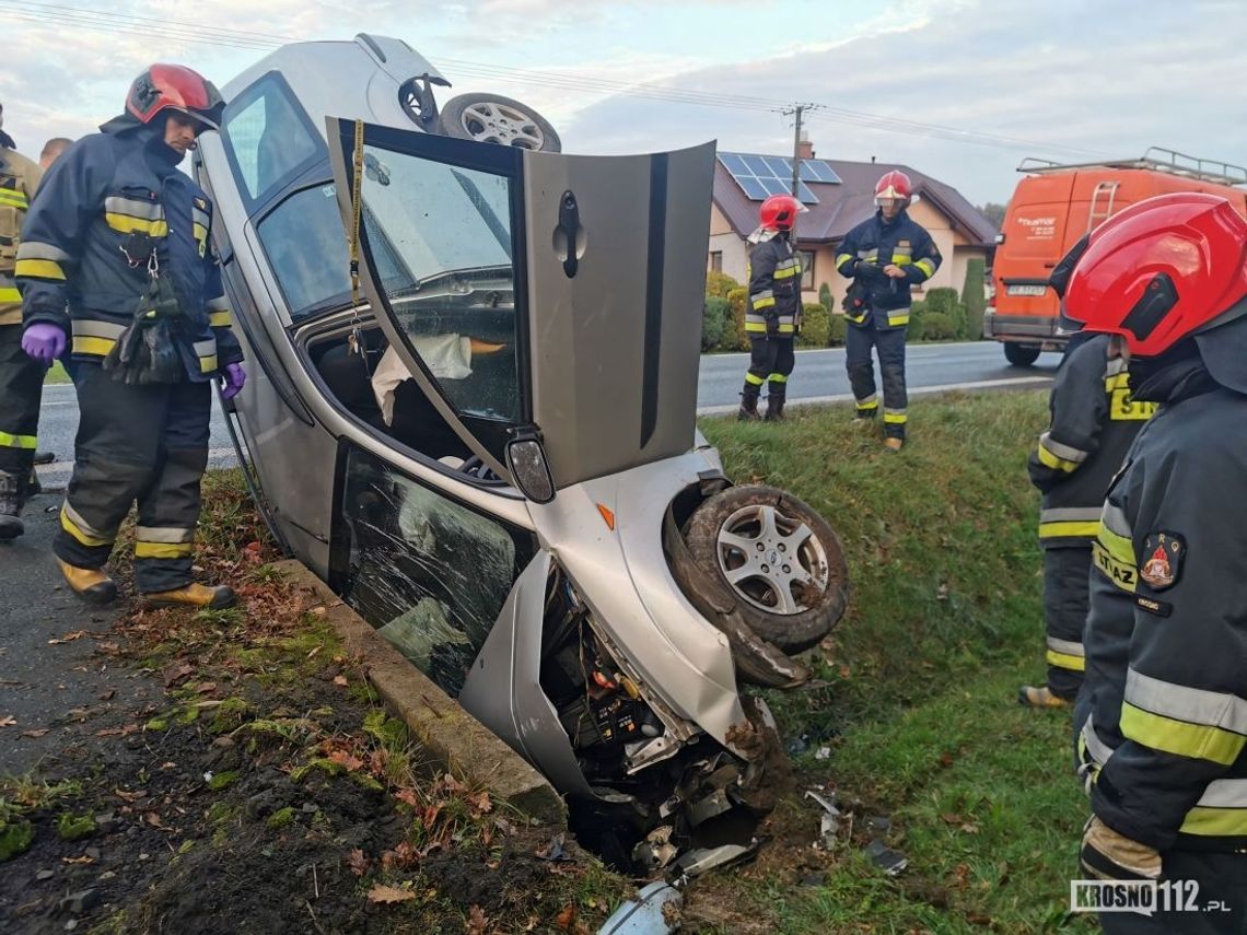 Samochód uderzył w betonowy mostek. Jedna osoba ranna