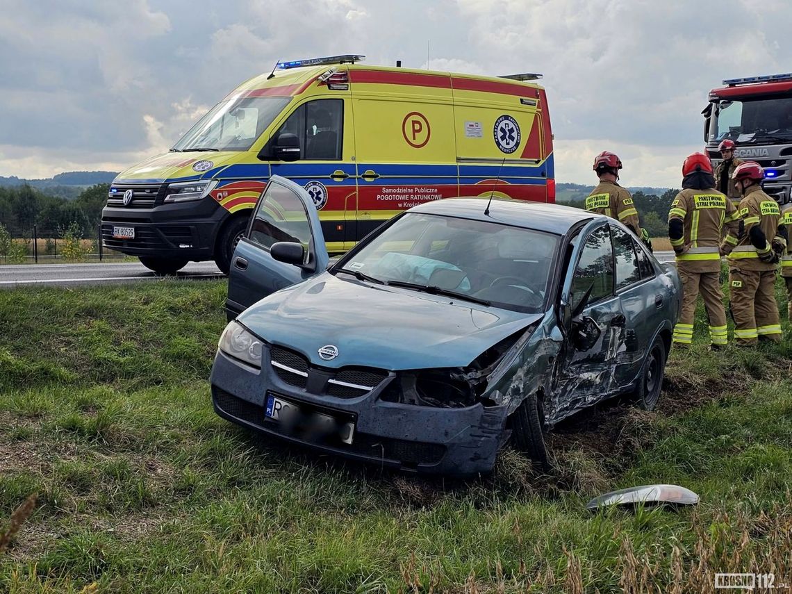 Samochód uderzył w drzewo na DK28