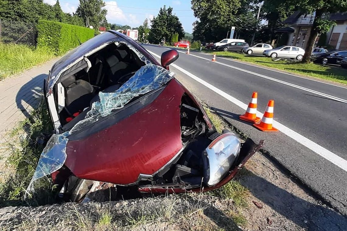 Samochód uderzył w przepust. Trzy osoby ranne, w tym dziecko