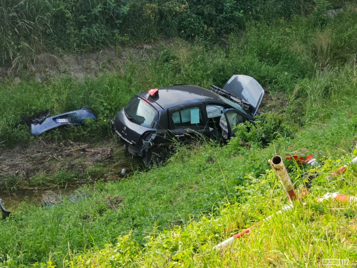 Samochód w rzece w Iwoniczu. Wcześniej zderzył się z Toyotą