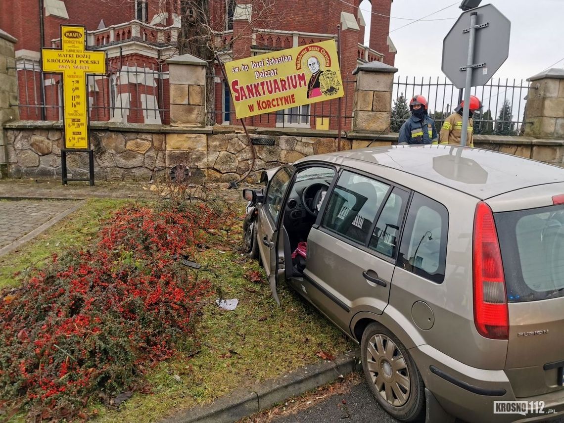 Samochód wbił się w kościelne ogrodzenie w Korczynie