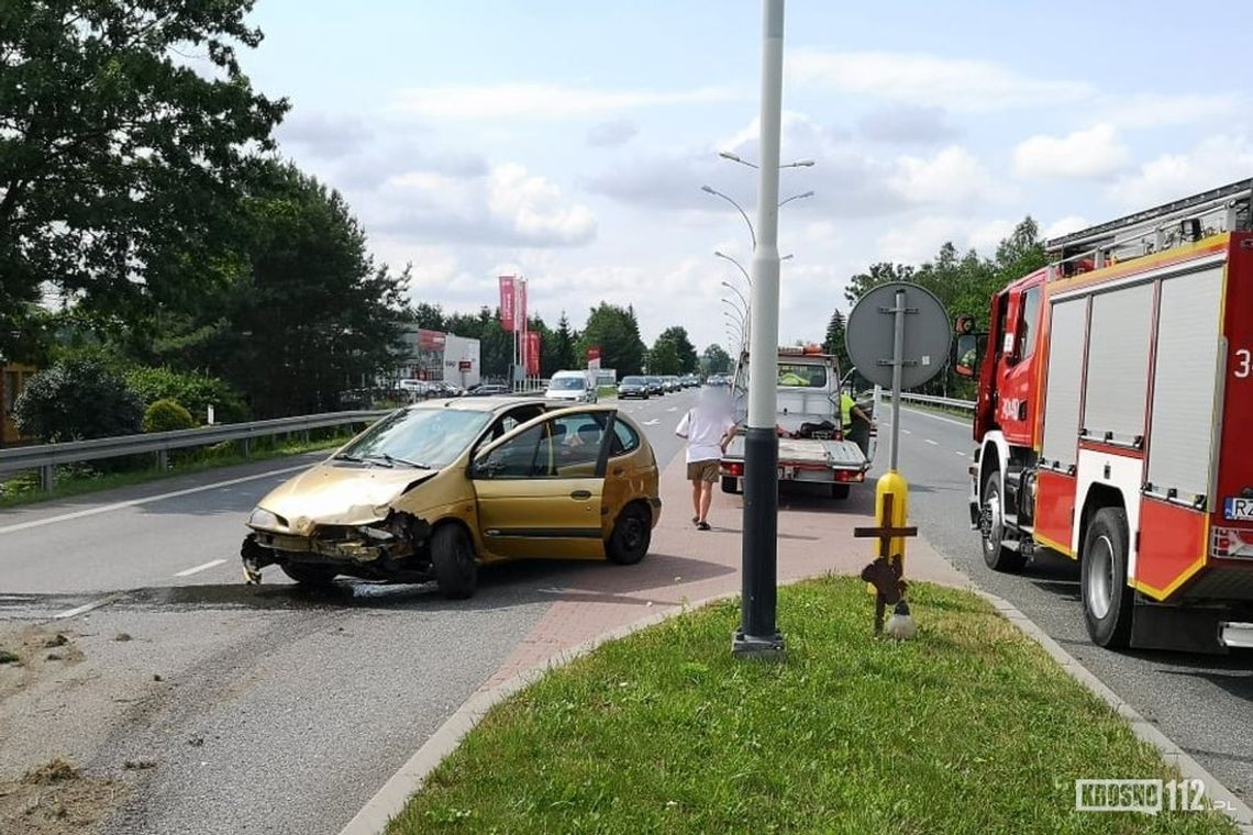 Samochód wjechał w barierki. Kierowca opuścił pojazd o własnych siłach