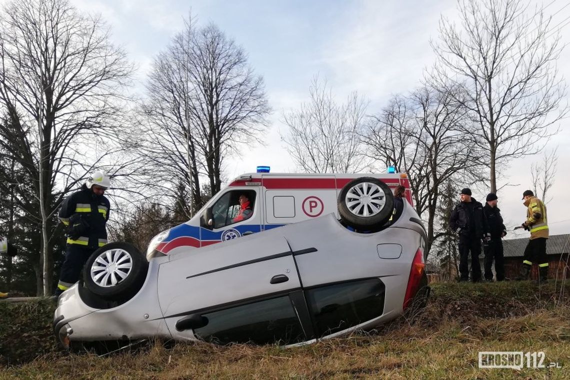 Samochód wypadł z drogi. Jedna osoba poszkodowana