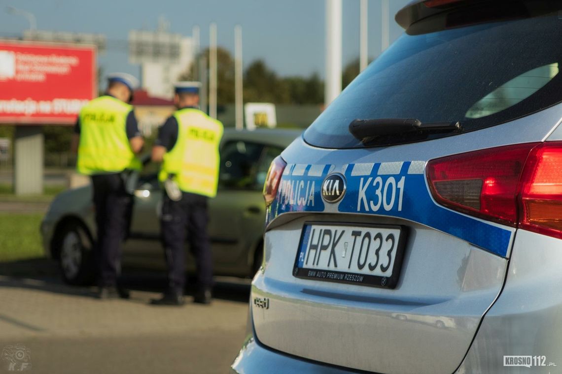 Samochód z chorą 12-latką utknął w korku. Pomocy udzielili policjanci