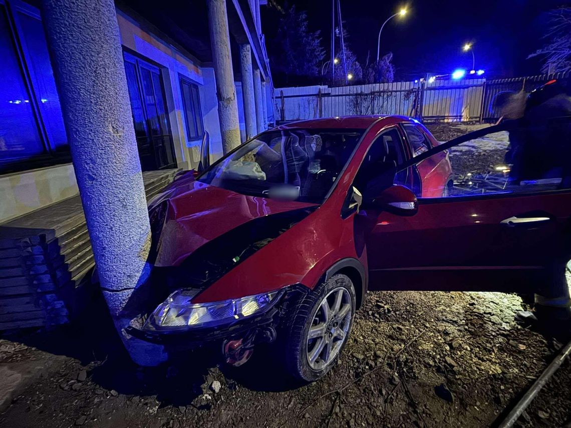 Samochodem wjechał w budynek