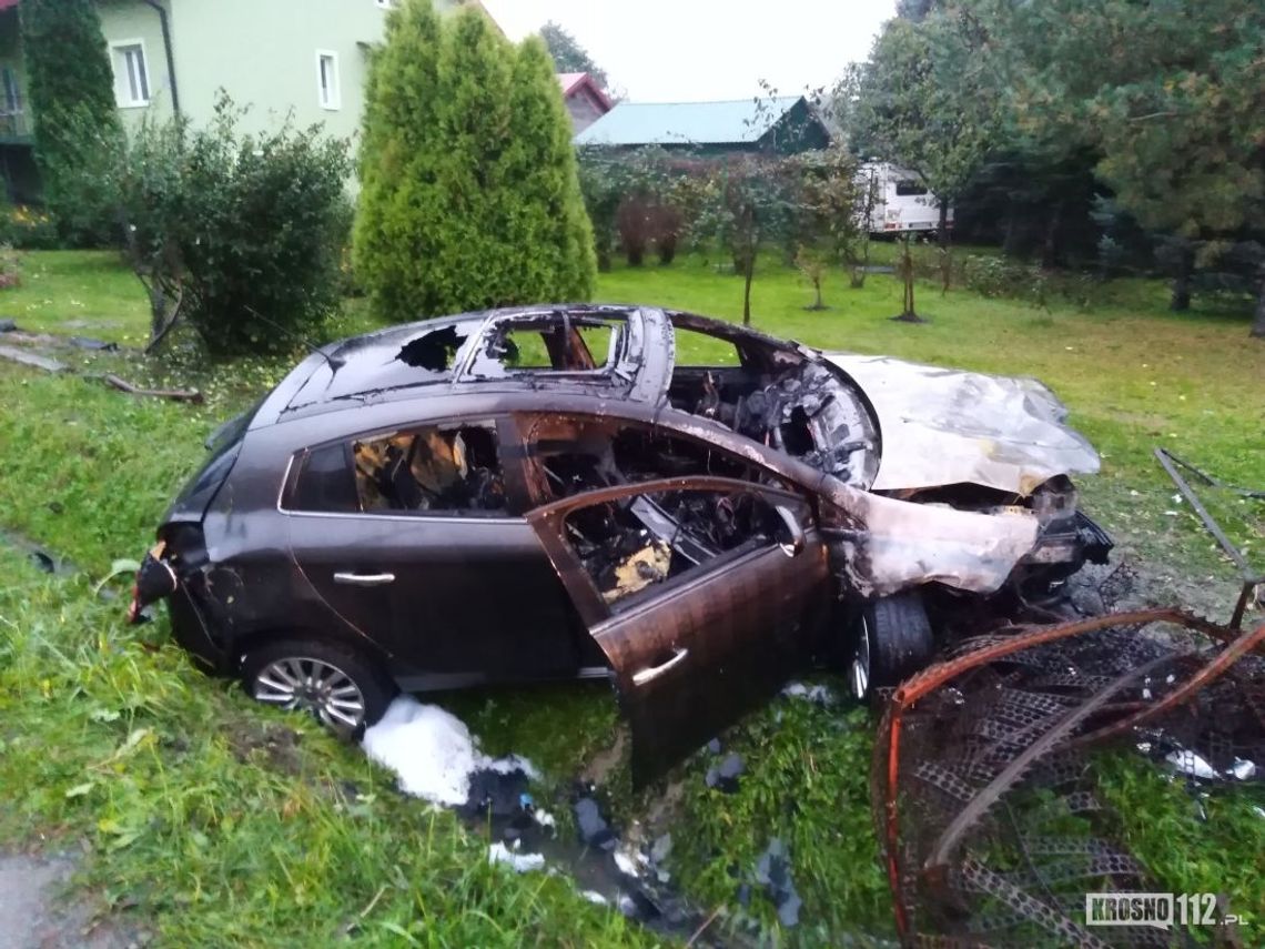 Samochodem wjechał w ogrodzenie. Pojazd stanął w płomieniach