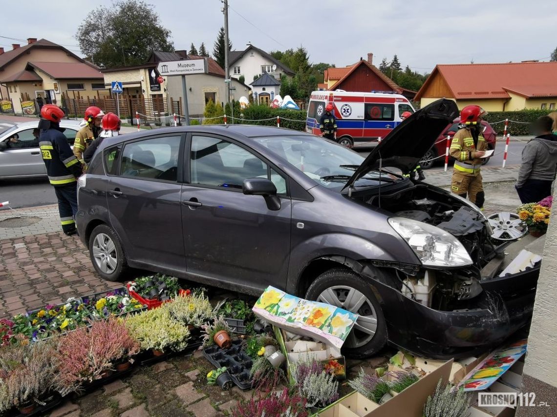 Samochodem wjechał w schody budynku
