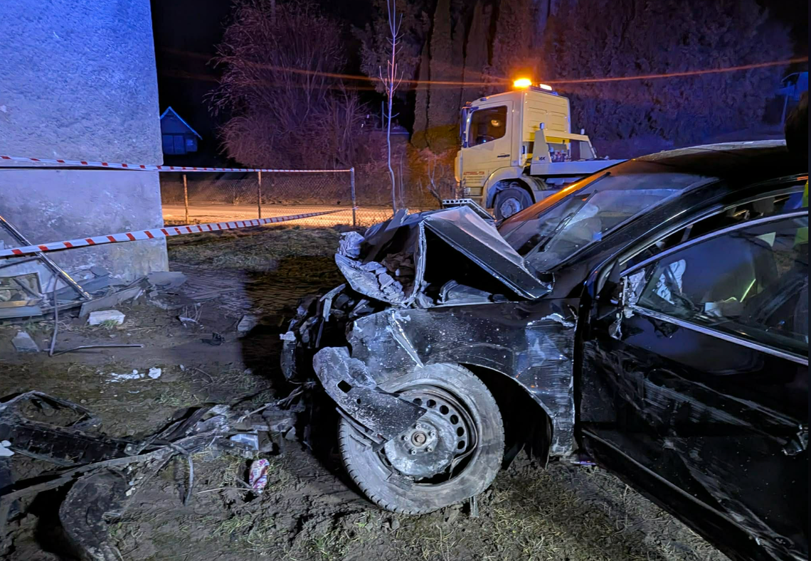 Samochodem wjechali w budynek i uciekli. Nocne zdarzenie w Krośnie Samochodem wjechali w budynek i uciekli. Nocne zdarzenie w Krośnie