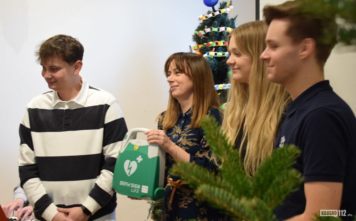 Seniorów z krośnieńskiego DPS odwiedził Mikołaj. Studenci przywieźli defibrylator i prezenty Seniorów z krośnieńskiego DPS odwiedził Mikołaj. Studenci przywieźli defibrylator i prezenty