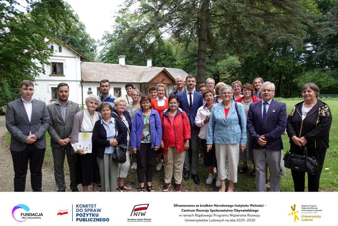 Seniorzy z Iwonicza-Zdroju z wizytą w Muzeum Marii Konopnickiej w Żarnowcu