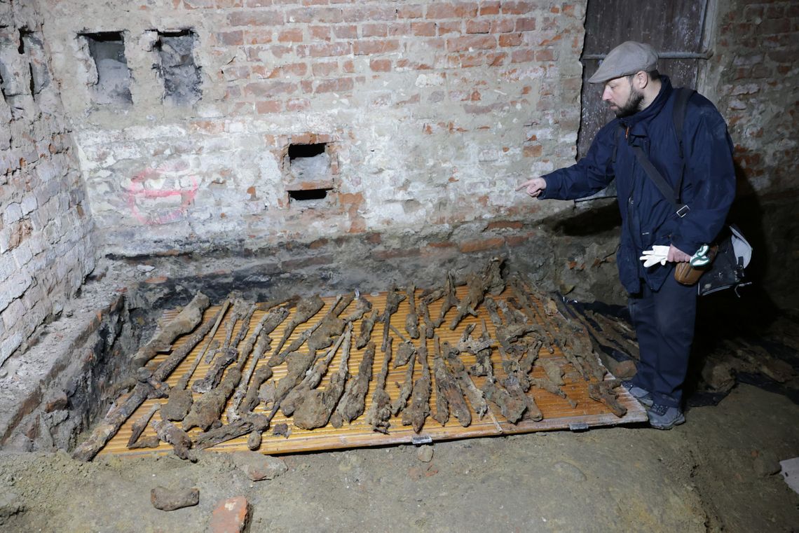 Sensacyjne odkrycie w Krośnie! Arsenał z czasów wojen odnaleziony w piwnicach kamienicy