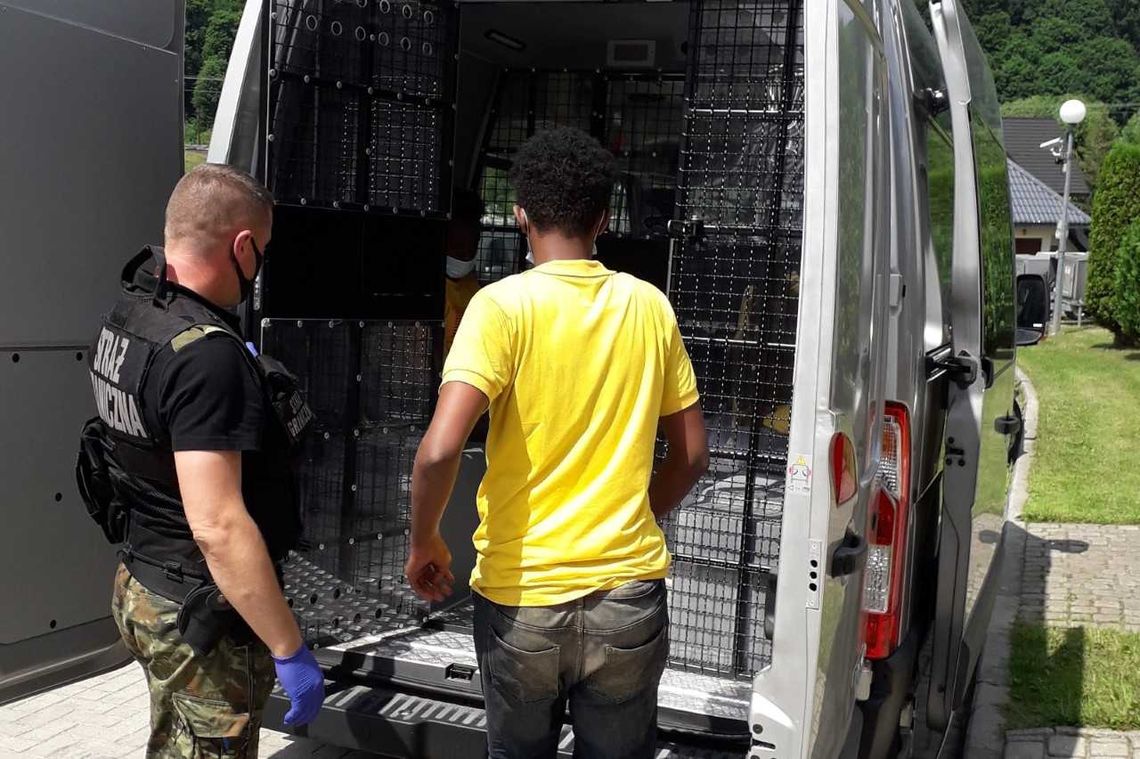 Siedmiu nielegalnych migrantów z Afryki oraz organizatorów ich przerzutu zatrzymano w Bieszczadach
