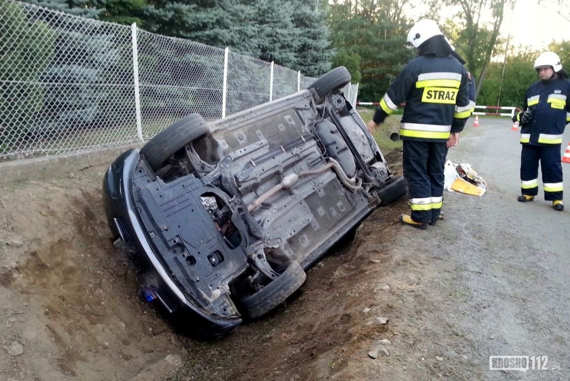SIENIAWA: Samochód w rowie. Dwie osoby w szpitalu