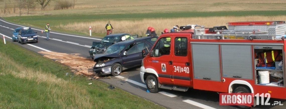 Skoczek spadochronowy zawisł na drzewie