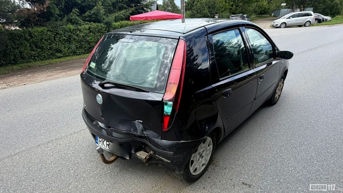 Skodą uderzył w tył Fiata, jedna osoba niegroźnie ranna Skodą uderzył w tył Fiata, jedna osoba niegroźnie ranna