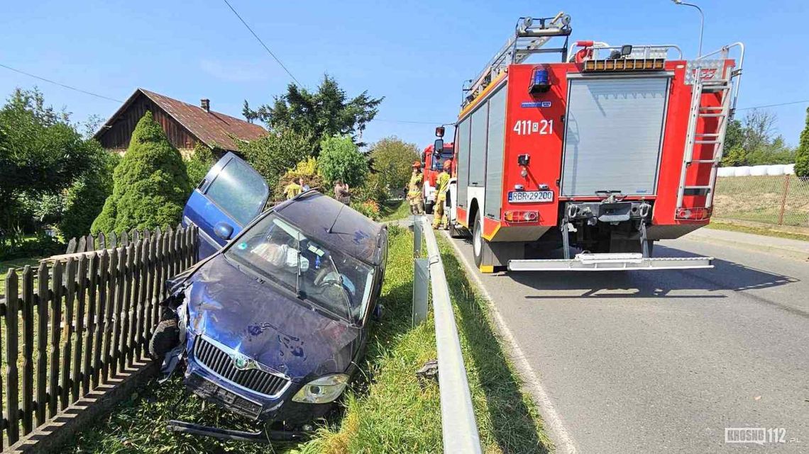 Skodą wjechał do rowu i uszkodził ogrodzenie posesji