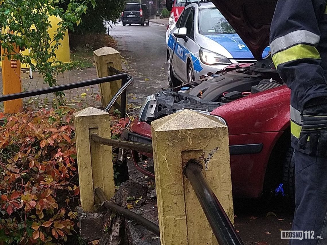 Skodą wjechał w barierki mostu w Iwoniczu-Zdroju
