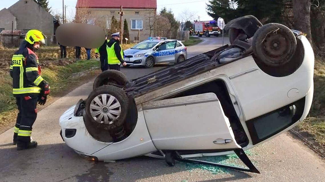 Ślisko na drogach regionu. Po dachowaniu dwie osoby w szpitalu Ślisko na drogach regionu. Po dachowaniu dwie osoby w szpitalu