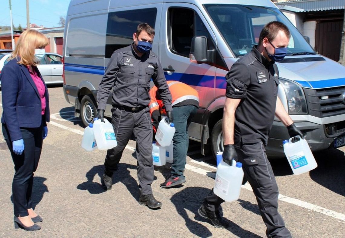 Służba Więzienna pomaga walczyć z epidemią. Więźniowie szyją maseczki