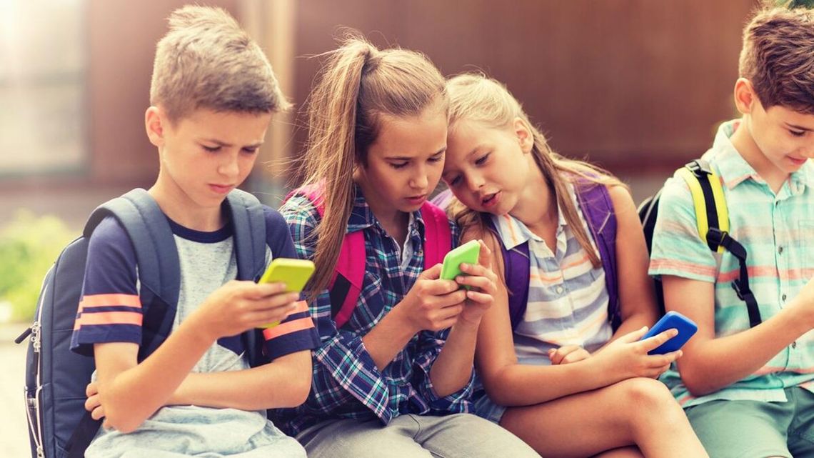 Smartfony w szkołach. Wiemy, co rodzice sądzą o zakazie korzystania z nich