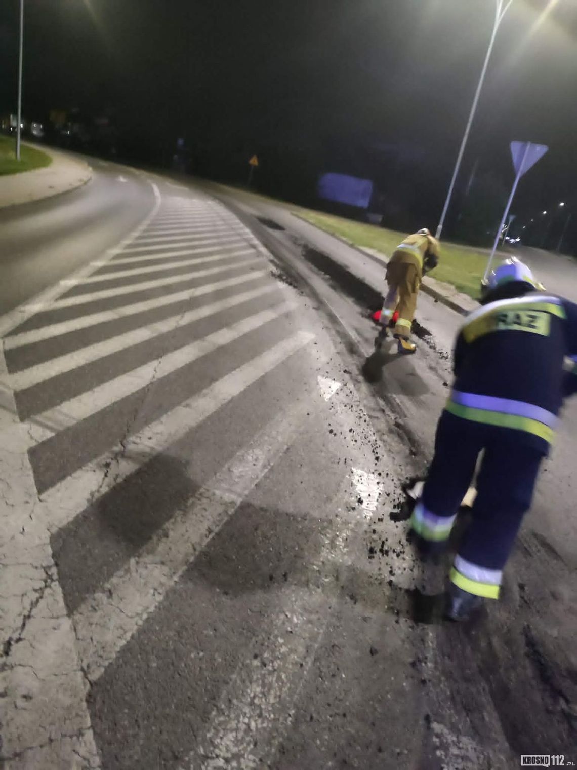 Śmierdząca sprawa. W nocy strażacy zmywali ulice Krosna z osadów ściekowych Śmierdząca sprawa. W nocy strażacy zmywali ulice Krosna z osadów ściekowych