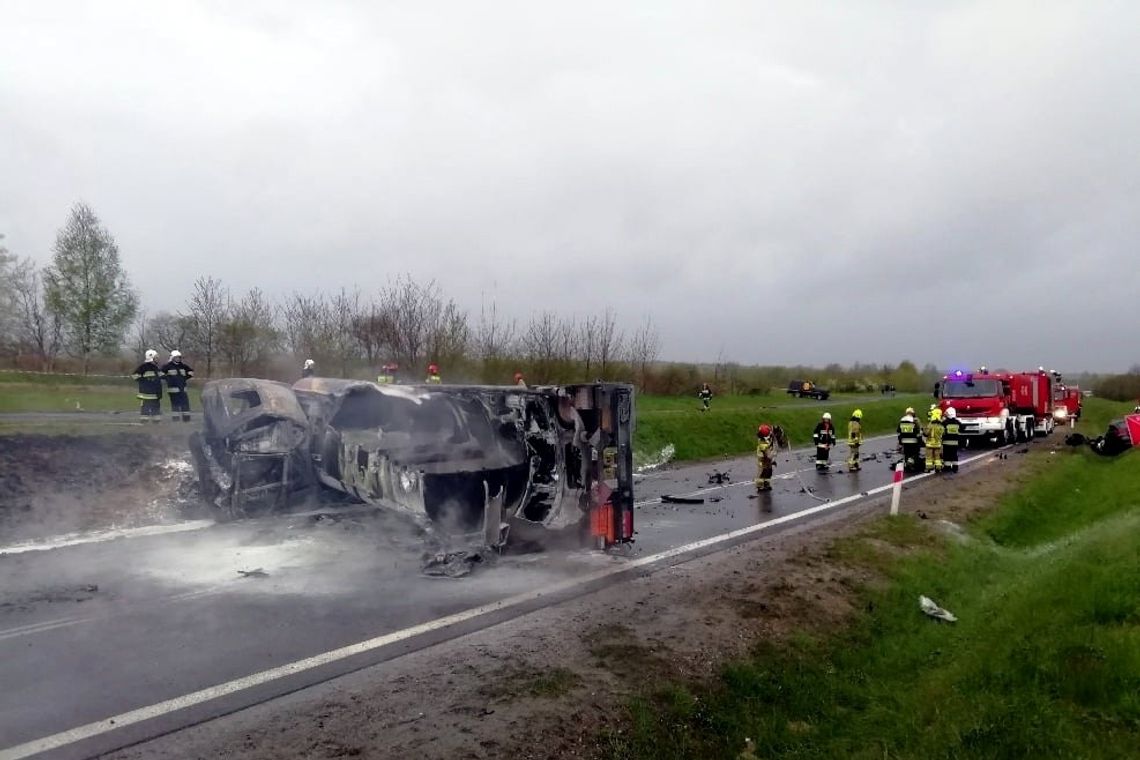 Śmiertelny wypadek na DK77. Po zderzeniu pojazdów, cysterna stanęła w płomieniach [AKTUALIZACJA]