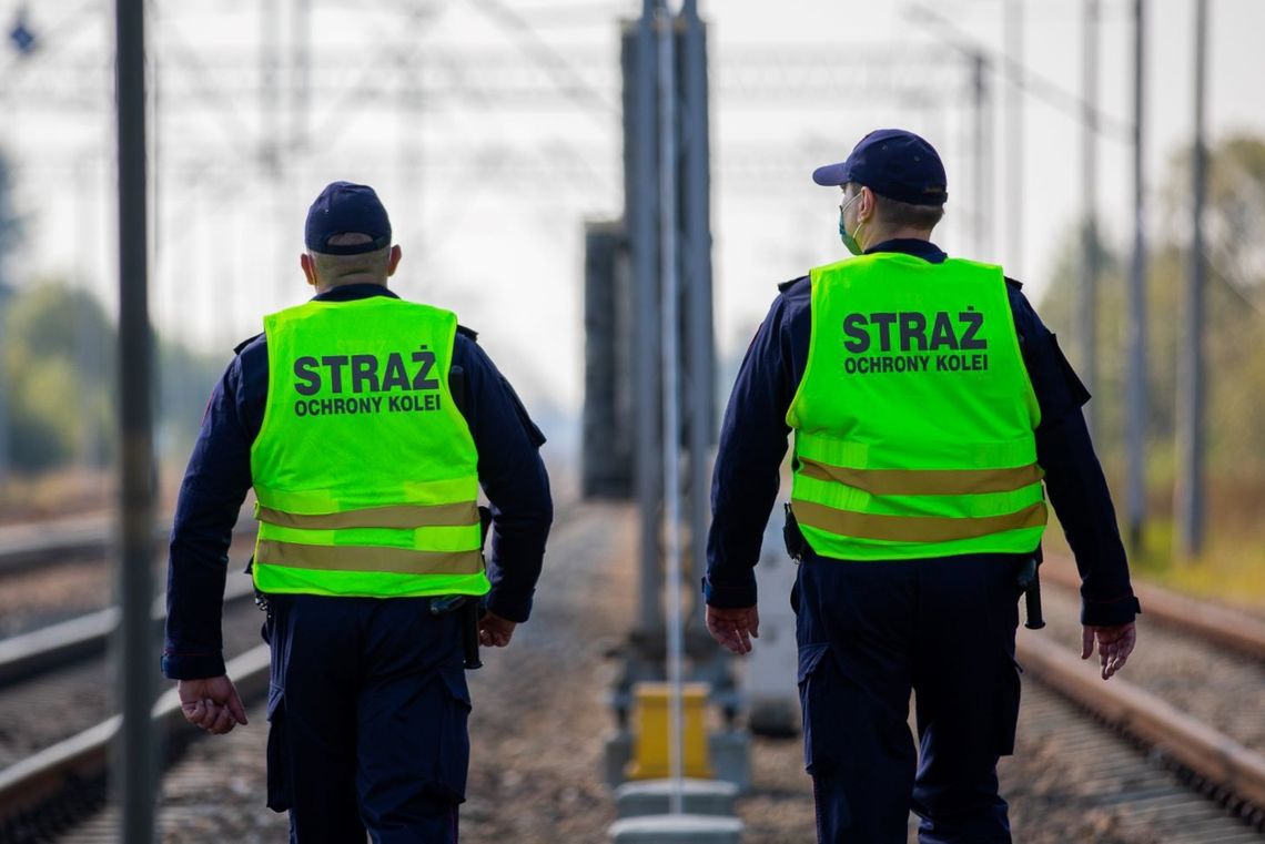 Sokiści przerwali niebezpieczną zabawę dwóch nastolatków. Chłopcy układali na torach słupki drogowe