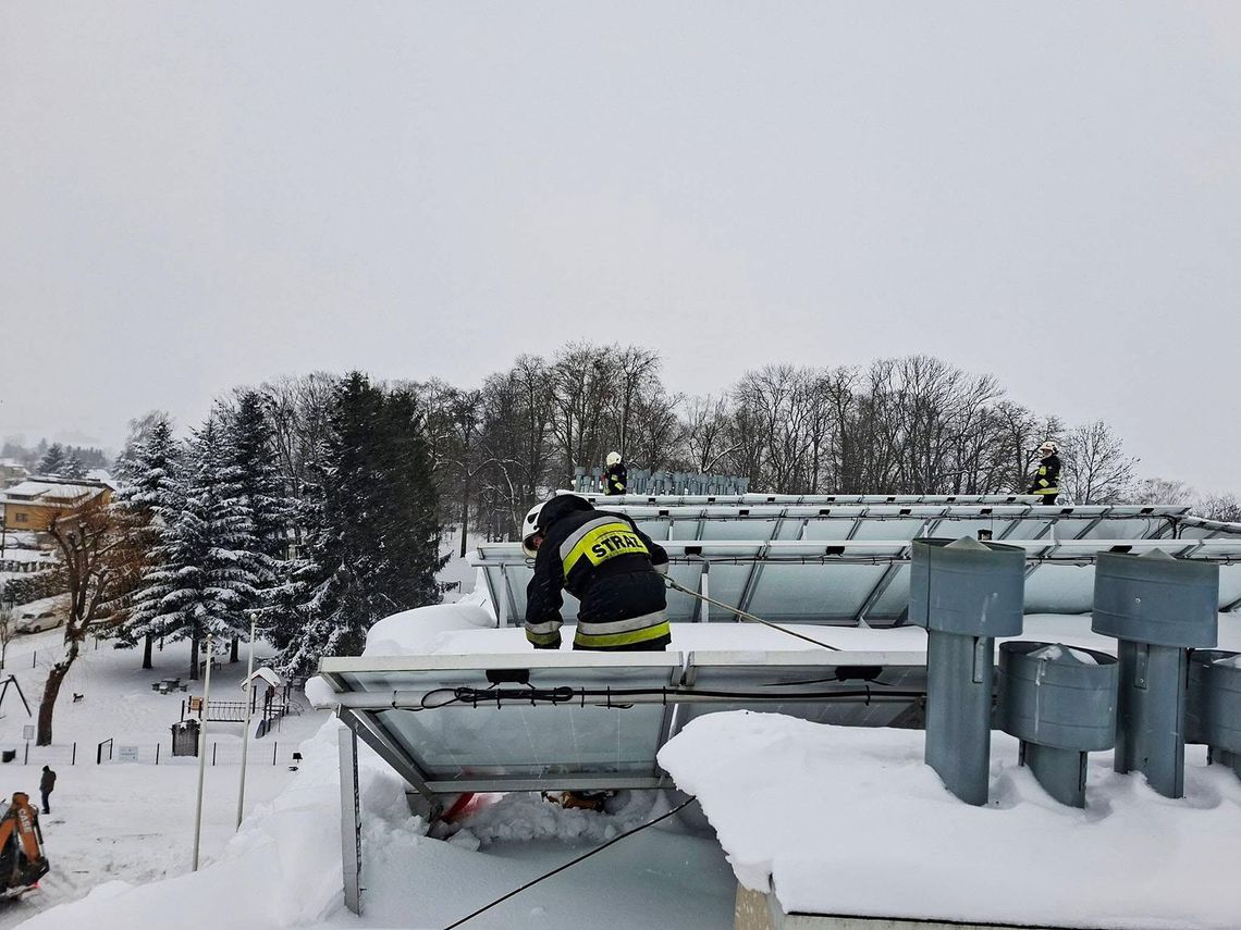 Sople nad głową i śnieg na dachu. Zimowe zaniedbania mogą słono kosztować