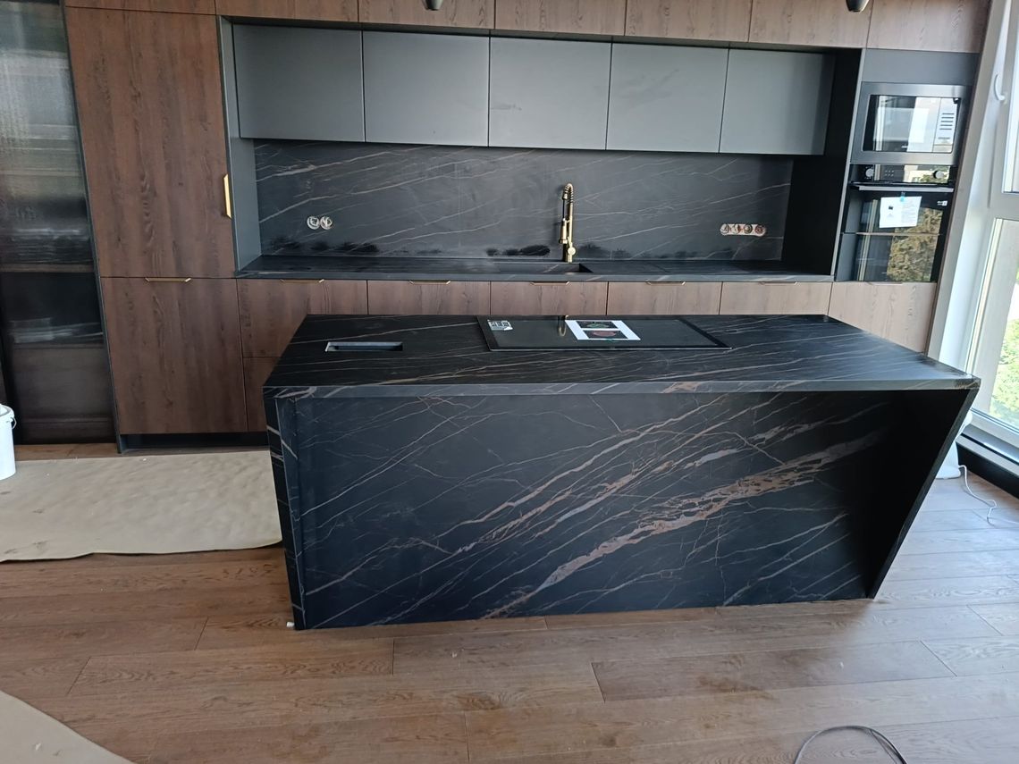 Spieki kwarcowe w aranżacjach mieszkań - elegancja, trwałość i precyzja wykonania