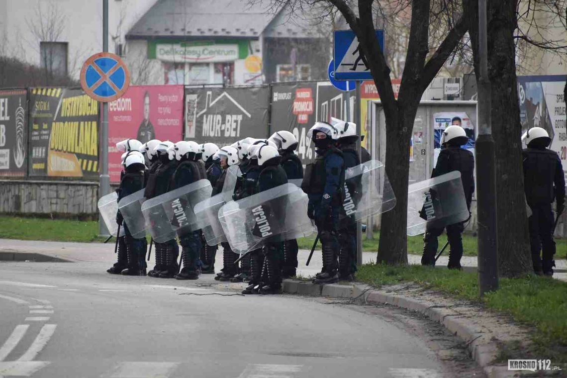 Spore siły policji na meczu Karpaty Krosno vs. Siarka Tarnobrzeg