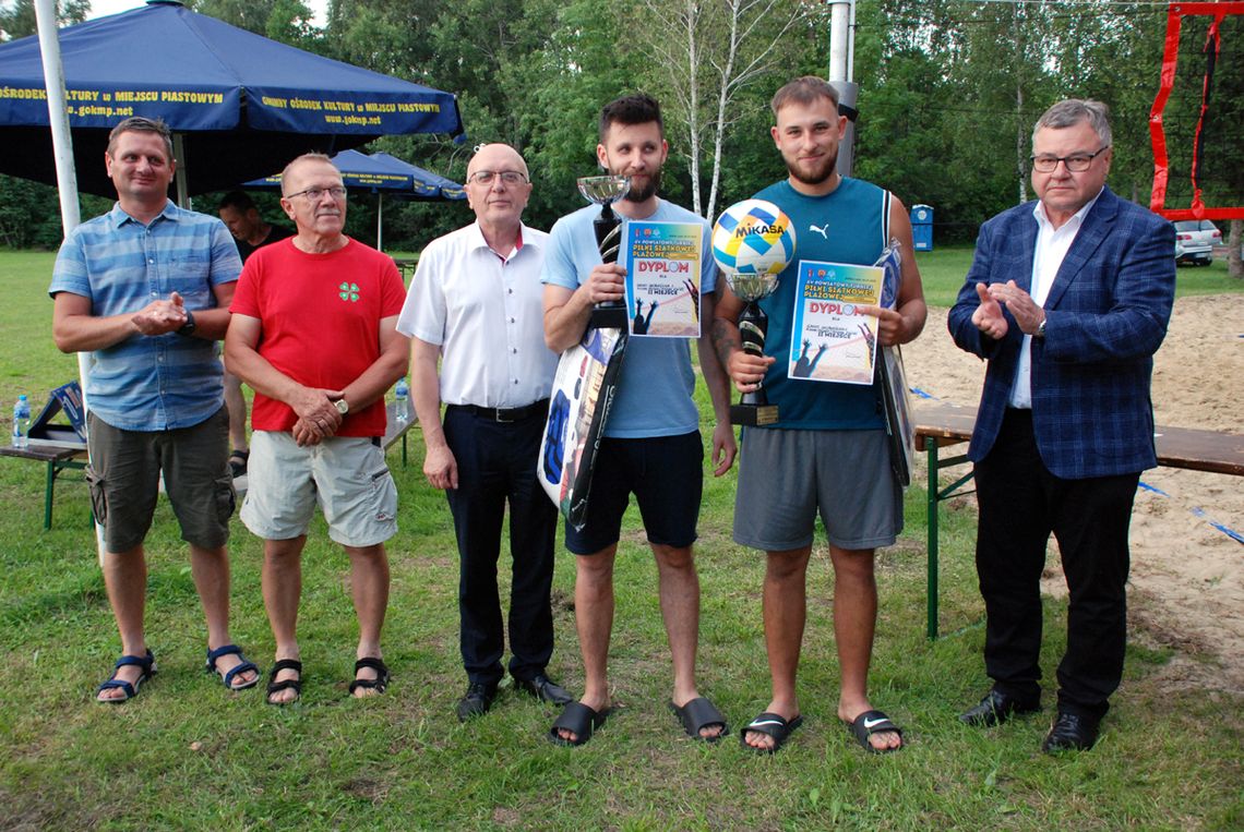 Sportowe emocje w Niżnej Łące. XV Powiatowy Turniej Piłki Siatkowej Plażowej
